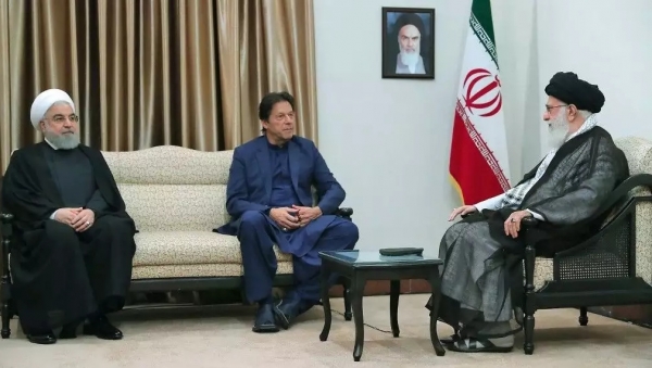خامنئي لعمران خان: إيران تقدمت بخطة لإنهاء الحرب في اليمن