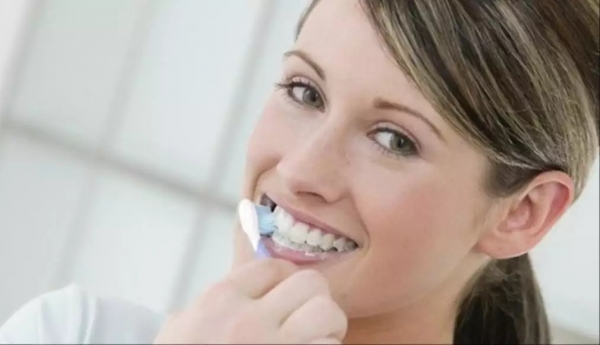 ما هي أفضل الطرق الطبيعية للتخلص من اصفرار الأسنان؟