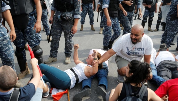 "ثورتنا سلمية".. كيف تحمي النساء احتجاجات لبنان؟
