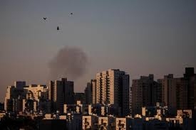 انطلاق صفارات الإنذار بوسط إسرائيل وتحذيرات من هجمات صاروخية من غزة