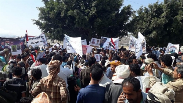 تعز: مسيرة حاشدة في التربة تطالب بإخلاء المدينة من الجماعات المسلحة