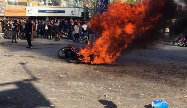 ارتفاع قتلى الاحتجاجات بإيران وتهديد باستدعاء الباسيج لإخمادها