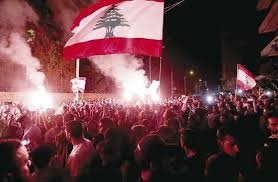 اشتباكات بين محتجين لبنانيين ومؤيدين لحركتي حزب الله وأمل بوسط بيروت اشتباكات بين محتجين لبنانيين ومؤيدين لحركتي حزب الله وأمل بوسط بيروت