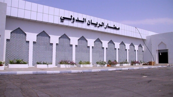 بعد توقف أربع سنوات.. وصول أول رحلة لطيران اليمنية إلى مطار الريان