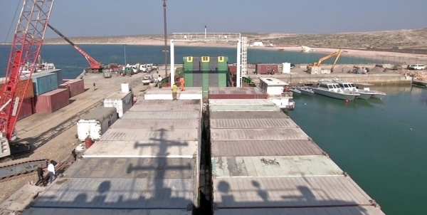 يمنيون يطلقون حملة للتنديد بالتواجد العسكري السعودي في ميناء نشطون بالمهرة