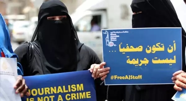 "أمهات المختطفين" تطالب بسرعة الإفراج عن الصحفيين وترفض محاكمتهم