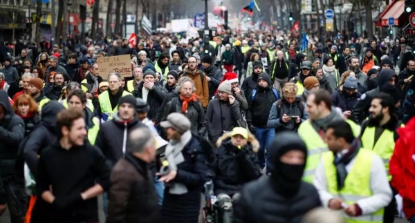 احتجاجات فرنسا.. صدامات بين الشرطة والمتظاهرين وسط باريس