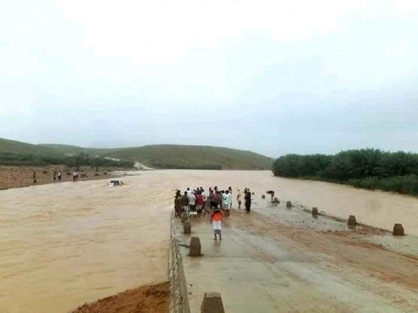 سقطرى: السيول تحاصر المدنيين في منازلهم وفقدان 6 أشخاص وتدمير شبه كامل للطرقات