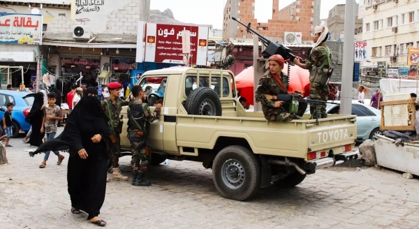 عدن.. قوة أمنية تعتقل شابين بسبب دفاعهما عن قريبة لهما تحرش بها جندي