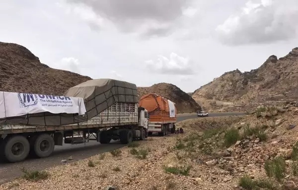 وزير الإدارة المحلية يتهم الحوثيين بنهب 440 شاحنة منذ اتفاق ستوكهولم