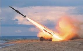 صاروخ باليستي يستهدف معسكرًا للأمن المركزي في مدينة مأرب