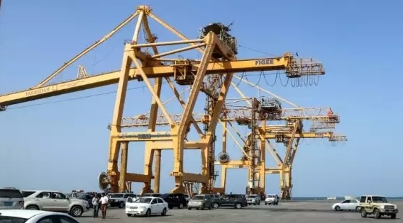 مسؤول يمني: وصول أسلحة إيرانية حديثة للحوثيين عبر ميناء الحديدة