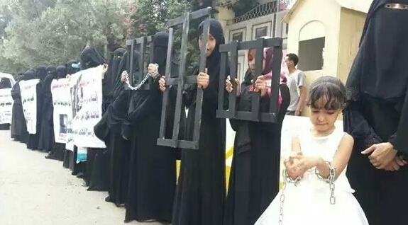 عدن.. "أمهات المختطفين" تطالب التحالف بتنفيذ وعده بالكشف عن المخفيين قسريا