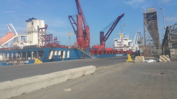 اللجان النقابية في ميناء عدن تهدد بإيقاف الحركة الملاحية