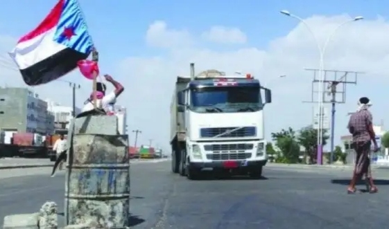 مليشيات "الانتقالي" تضاعف الإتاوات على شاحنات النقل الخارجة من ميناء عدن