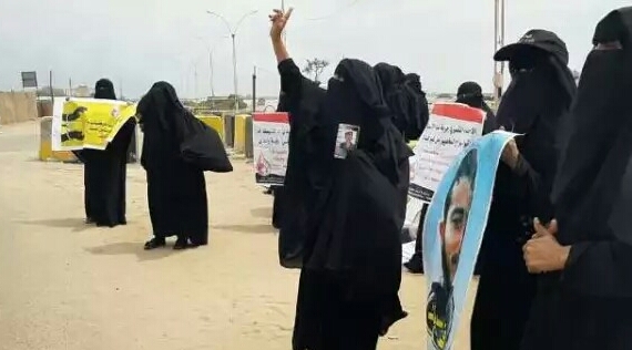 "أمهات المختطفين" تطالب التحالف بكشف نتائج التحقيق في مصير المختطفين في عدن