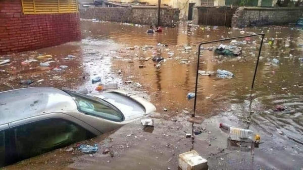 شاهد بالصور..أمطار غزيرة في عدن والسيول تجرف عدد من المنازل والسيارات