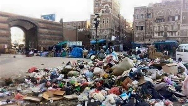 القمامة ومياه المجاري يغرقان شوارع صنعاء وسط تجاهل حوثي