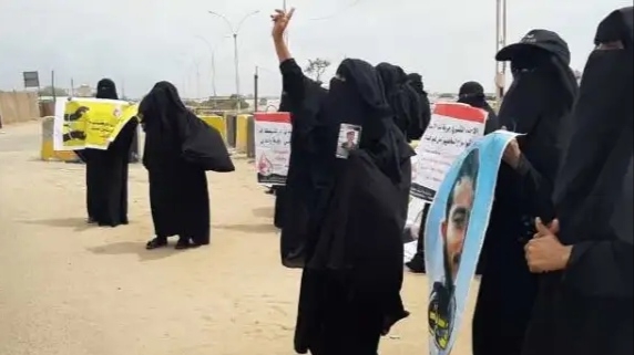 "أمهات المختطفين" في عدن تطالب بالإفراج عن المعتقلين خوفا من تفشي كورونا