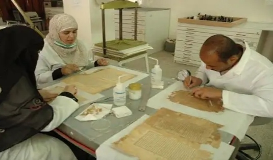 الحكومة تناشد "اليونسكو" حماية المخطوطات من عبث الحوثيين