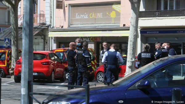 مسلح بسكين يقتل اثنين ويصيب أربعة في فرنسا
