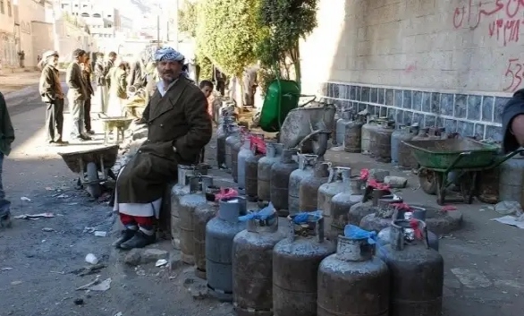 صنعاء.. مليشيات الحوثي تفتعل أزمة خانقة في الغاز المنزلي مع اقتراب رمضان