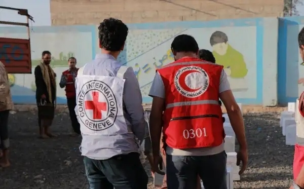 الصليب الأحمر يعلن تقديمه خدمات لآلاف المحتجزين بالسجون اليمنية