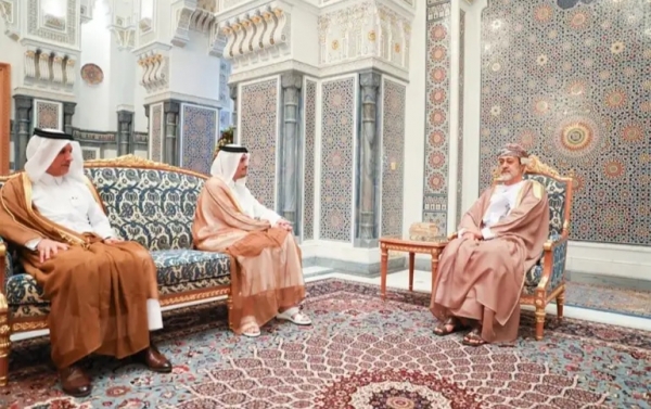 سلطان عمان يستقبل وزير خارجية قطر ويبحثان تعزيز التعاون الثنائي