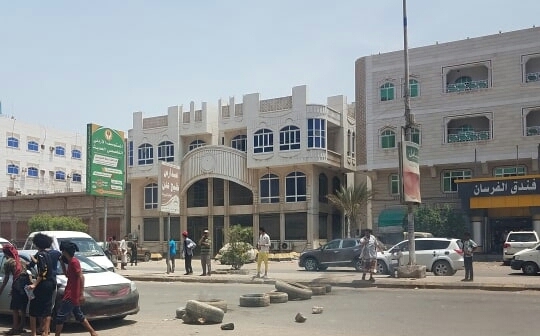 أعمال شغب في عدن وقطع عدة شوارع تنديدا بتوقف خدمة الكهرباء