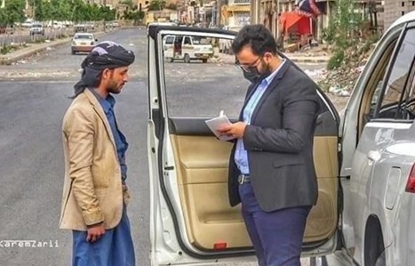 الطبيب اليمني سامي الحاج يساعد المرضى بطريقته الخاصة