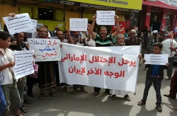 محتجون في تعز يطالبون بعودة الحكومة وطرد الإمارات من البلاد