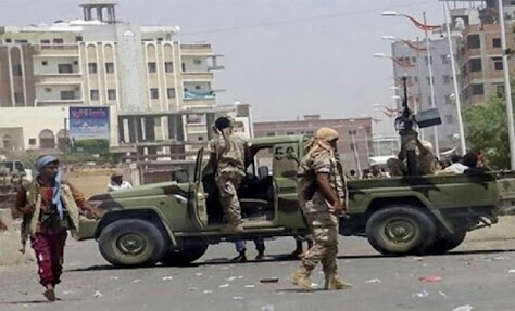 مقتل مدني وإصابة 3 مسلحين في مواجهات بينية لمليشيات الانتقالي بكريتر في عدن