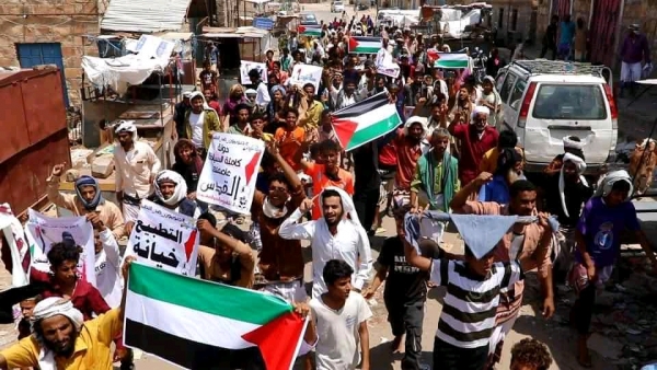 أبين : مظاهرات حاشدة تندد بالتطبيع وإنشاء قواعد إسرائيلية في سقطرى