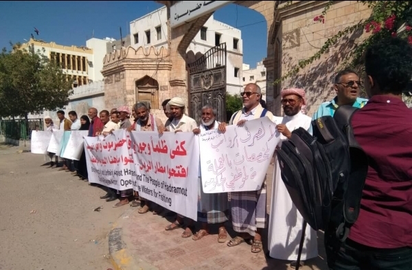 حضرموت .. وقفة احتجاجية للمطالبة بفتح مطار الريّان وعودة الحكومة