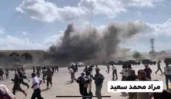 نقل الحكومة الى المعاشيق بعد 3 انفجارات عنيفة هزت مطار عدن أثناء هبوط طائرة الحكومة الجديدة