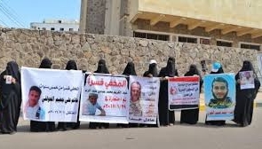 عدن.. أمهات المختطفين تنظم وقفة احتجاجية أمام مقر التحالف للمطالبة بالكشف عن مصير المختطفين