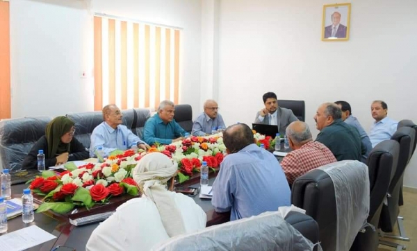 وزارة الكهرباء تحمل لجنة تصريف الطاقة في عدن المسؤولية وتناقش استعدادات الكهرباء للصيف القادم