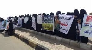 عدن .. أمهات المختطفين تنظم وقفة احتجاجية أمام مقر التحالف للمطالبة بالكشف عن مصير 38 مخفياً