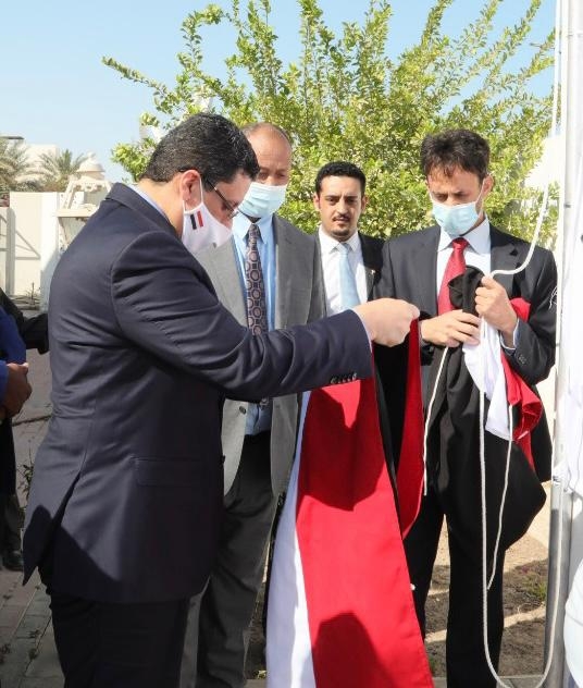 عودة العلاقات اليمنية القطرية ووزير الخارجية يرفع علم الجمهورية على السفارة في الدوحة