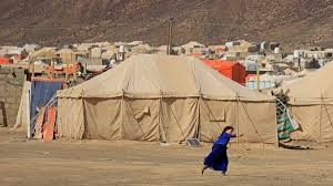 الحكومة تندد بالقصف الحوثي الذي استهدف مخيمات النازحين في مارب