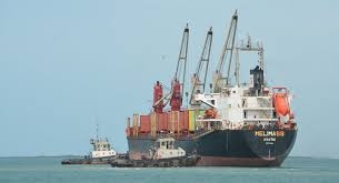 المتحدث الحكومة 5 سفن تحمل مشتقات نفطية وصلت ميناء الحديدة كدفعة أولى