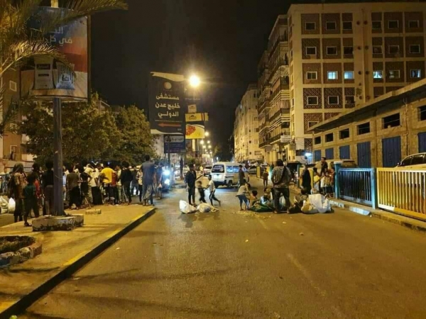 محتجون يغلقون الشارع الرئيسي في مديرية المعلا بعدن احتجاجا على انقطاع الكهرباء