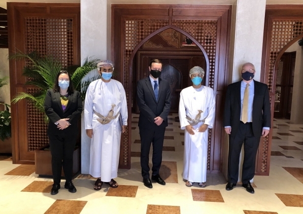 عمان : لقاء بين وزير الخارجية العماني والمبعوث الأمريكي والسيناتور كريس ميرفي