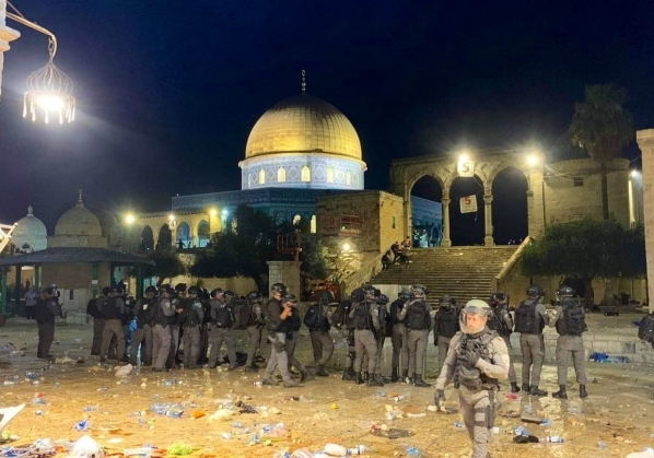 قوات الاحتلال تقتحم المسجد الأقصى وتخلي بالقوة  المصليين وارتفاع إصابات إلى 53 فلسطينيا