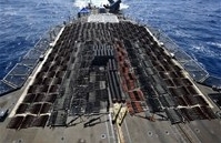 البحرية الأمريكية تعلن ضبط شحنة أسلحة كانت في طريقها للمليشيات
