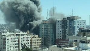 إسرائيل تُدمّر برجا يضم مكتبا "الجزيرة" وأسوشيتد برس بغزة