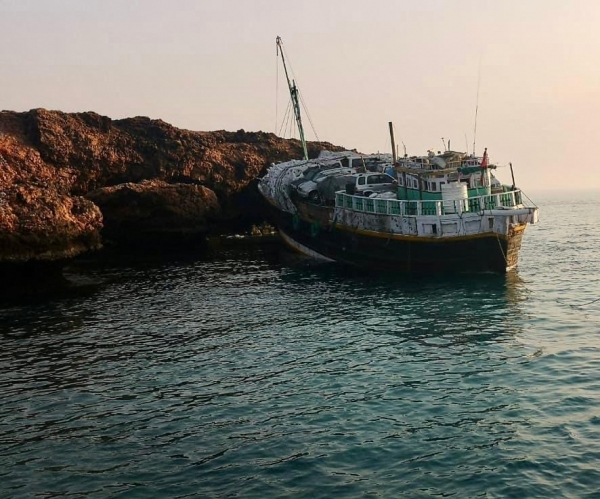 فريق إنقاذ بدعم من الشيخ بن ياقوت ينجح في انتشال مجموعة سيارات من سفينة جانحة بسواحل عمان