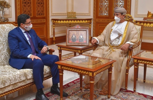 وزير الخارجية يبحث مع وزير المكتب السلطاني العماني جهود السلام في اليمن
