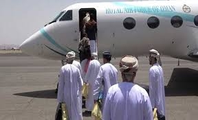 الوفد العماني يغادر صنعاء بعد أسبوع من المباحثات مع قيادة الحوثيين دون الإدلاء بأي تصريحات