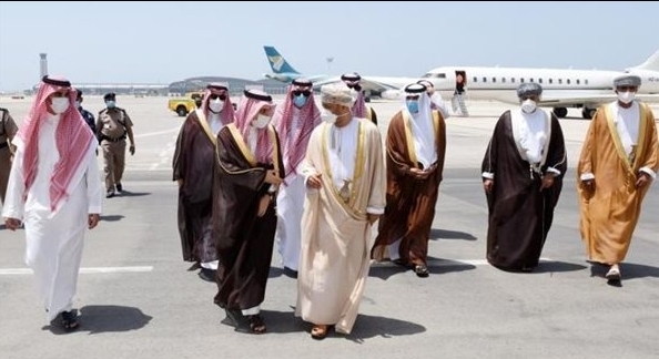 عُمان : وصول وزير الخارجية السعودي إلى مسقط لبحث الوضع في اليمن